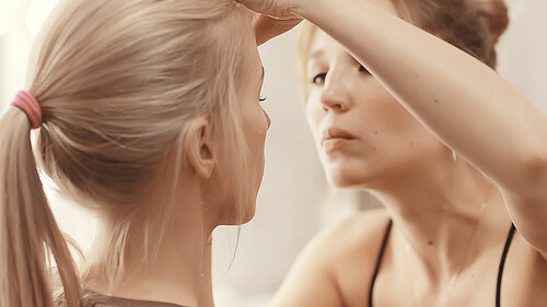 Komsetikerin-schminkt-Kundin-221663140-FO-kichigin19