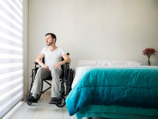 Mann-Rollstuhl-164386316-FO-AntonioDiaz