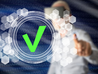 Anzugtraeger-gruener-Haken-223538439-FO-thodonal