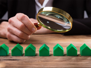 Anzugtraegerin-Lupe-Haueser-203475915-FO-Andrey-Popov