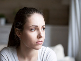 Frau-traurig-221481846-FO-fizkes