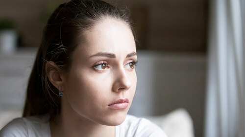 Frau-traurig-221481846-FO-fizkes