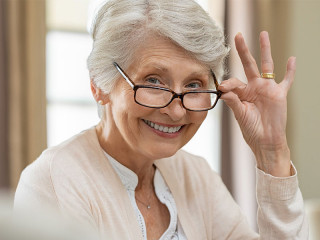 Seniorin-lachen-223696494-FO-Rido