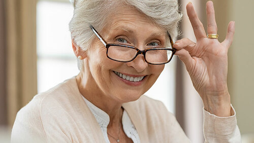 Seniorin-lachen-223696494-FO-Rido