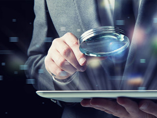 Anzugtraeger-Lupe-Tablet-225194722-FO-alphaspirit