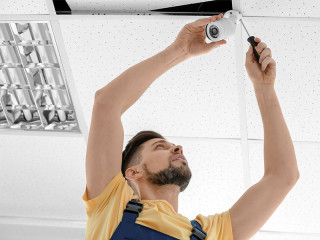 Handwerker-montiert-Kamera-206211170-FO-New-Africa