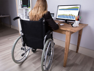 Frau-Rollstuhl-Laptop-204466296-FO-Andrey-Popov