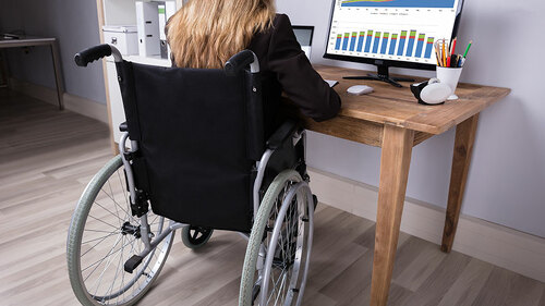 Frau-Rollstuhl-Laptop-204466296-FO-Andrey-Popov