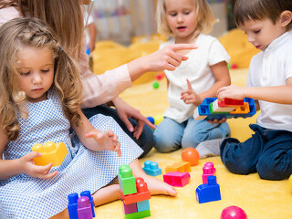 Erzieherin-Kinder-Kidnergarten-224506002-FO-LIGHTFIELD-STUDIOS