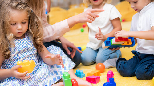 Erzieherin-Kinder-Kidnergarten-224506002-FO-LIGHTFIELD-STUDIOS