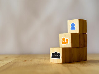 Holzkloetze-Koepfe-222708811-FO-ekkasit919