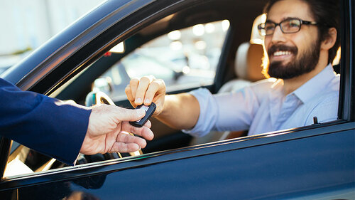 Anzugtraeger-Fahrer-Autoschluessel-180355076-FO-hedgehog94