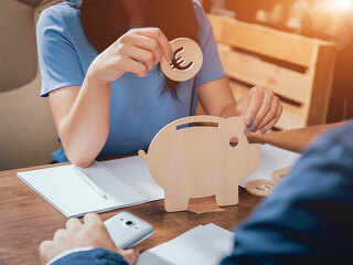 Anzugtraeger-Frau-Sparschwein-224994617-FO-romaset