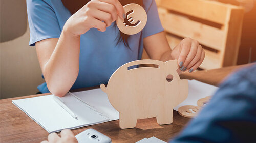 Anzugtraeger-Frau-Sparschwein-224994617-FO-romaset