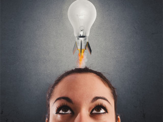 Frau-Gluehbirne-Rakete-208171153-FO-alphaspirit