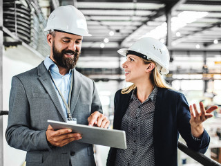 Anzugtraeger-Anzugtraegerin-Fabrik-Tablet-223337873-FO-Halfpoint