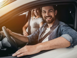 Paar-in-Auto-162230402-FO-Vasyl