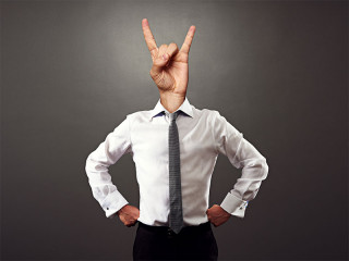 Anzugtraeger-Mano-Cornuta-Kopf-52486950-FO-ArtFamily