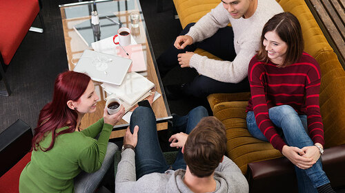 Freunde-Couch-73467859-FO-contrastwerkstatt