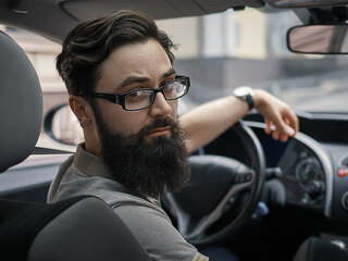 Mann-Auto-Schulterblick-214666630-FO-arthurhidden