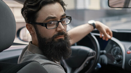 Mann-Auto-Schulterblick-214666630-FO-arthurhidden