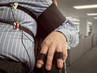 Anzugtraeger-Luegendetektor-Test-106078181-FO-Andrey-Burmakin