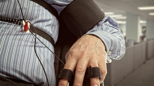 Anzugtraeger-Luegendetektor-Test-106078181-FO-Andrey-Burmakin