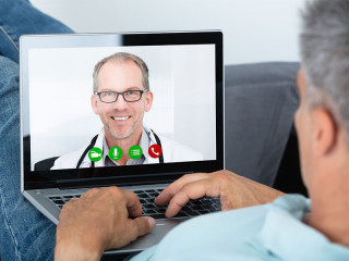 Mann-Laptop-Video-Arzt-219398325-FO-Andrey-Popov