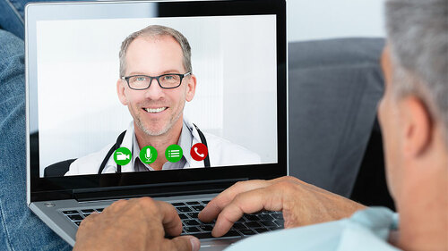 Mann-Laptop-Video-Arzt-219398325-FO-Andrey-Popov