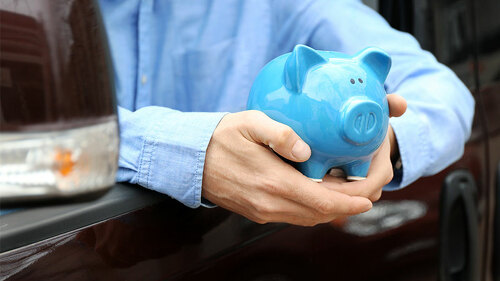 Mann-Auto-Sparschwein-151453164-FO-Africa-Studio