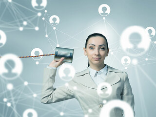 Anzugtraegerin-Schnur-Telefon-Netzwerk-99491010-FO-Sergey-Nivens