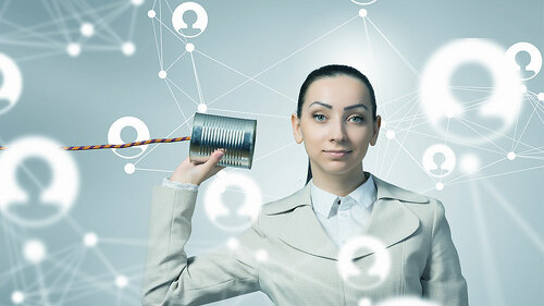 Anzugtraegerin-Schnur-Telefon-Netzwerk-99491010-FO-Sergey-Nivens