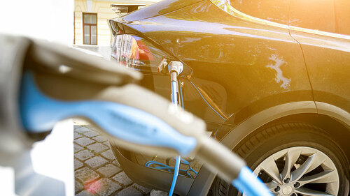 E-Auto-Ladevorgang-161874258-FO-mmphoto