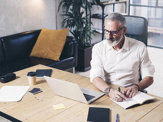 Anzugtraeger-Laptop-205743520-FO-SFIO-CRACHO