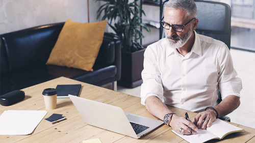 Anzugtraeger-Laptop-205743520-FO-SFIO-CRACHO