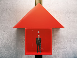 Anzugtraeger-in-Pfeil-109401435-FO-peshkov