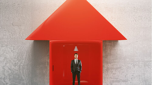 Anzugtraeger-in-Pfeil-109401435-FO-peshkov