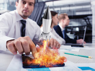 Anzugtraeger-Smartphone-Rakete-189240246-FO-alphaspirit