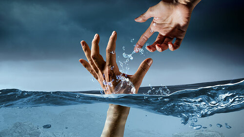 Hand-greift-nach-hand-in-Wasser-176980485-FO-Sergey Nivens