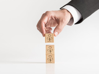 Anzugtraeger-Holzkloetze-Koepfe-215264527-FO-Gajus