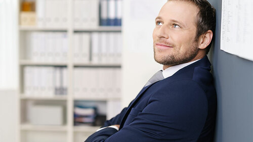 Anzugtraeger-nachdenklich-139101582-FO-contrastwerkstatt