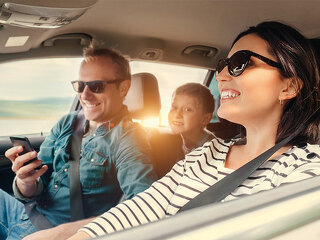 Familie-im-Auto-424578970-S-Soloviova-Liudmyla