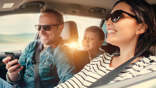 Familie-im-Auto-424578970-S-Soloviova-Liudmyla