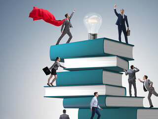 Anzugtraeger-Buch-Gluehbirne-205929584-FO-Elnur