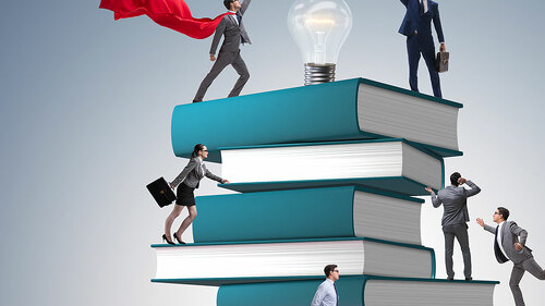 Anzugtraeger-Buch-Gluehbirne-205929584-FO-Elnur