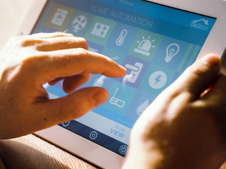 Haende-Tablet-Smart-Home-179204147-FO-AA+W