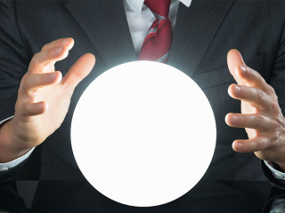 Anzugtraeger-Glaskugel-106256781-FO-Andrey-Popov