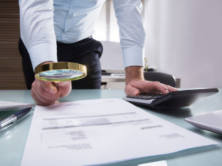 Anzugtraeger-Papier-Lupe-Taschenrechner-199510789-FO-Andrey-Popov