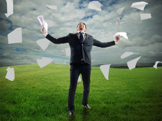 Anzugtraeger-witft-mit-Papier-105981879-FO-alphaspirit