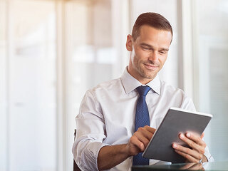 Anzugtraeger-Tablet-173659618-FO-Rido